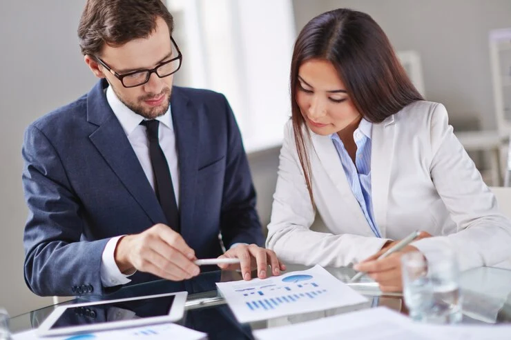 Profissionais analisando a eficiência do BPO Financeiro