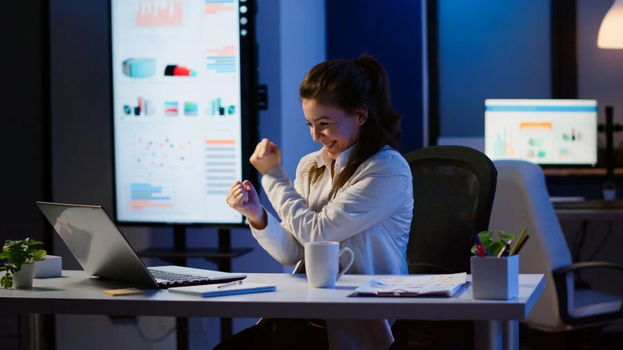 Profissional contemplando o sucesso financeiro com a contabilidade