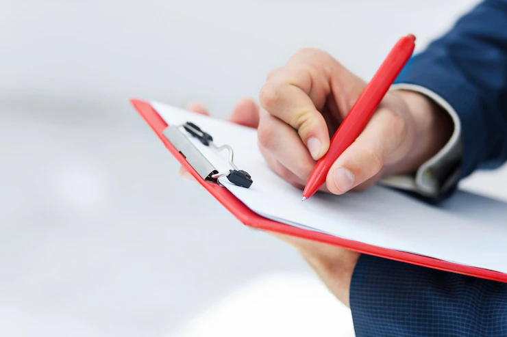 Trabalhador analisando as obrigações do Lucro Presumido